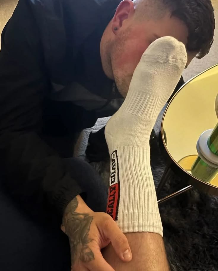 mastertom_1's tweet photo. My sweaty socks stank up the whole fitting room 😈 The smell is intoxicating Only good boys get rewarded with something like that, submit everything to master RN and be rewarded like the little faggot that you are 
#findom #bdsm #bondage #footfetısh https://t.co/urHJWB4mAR