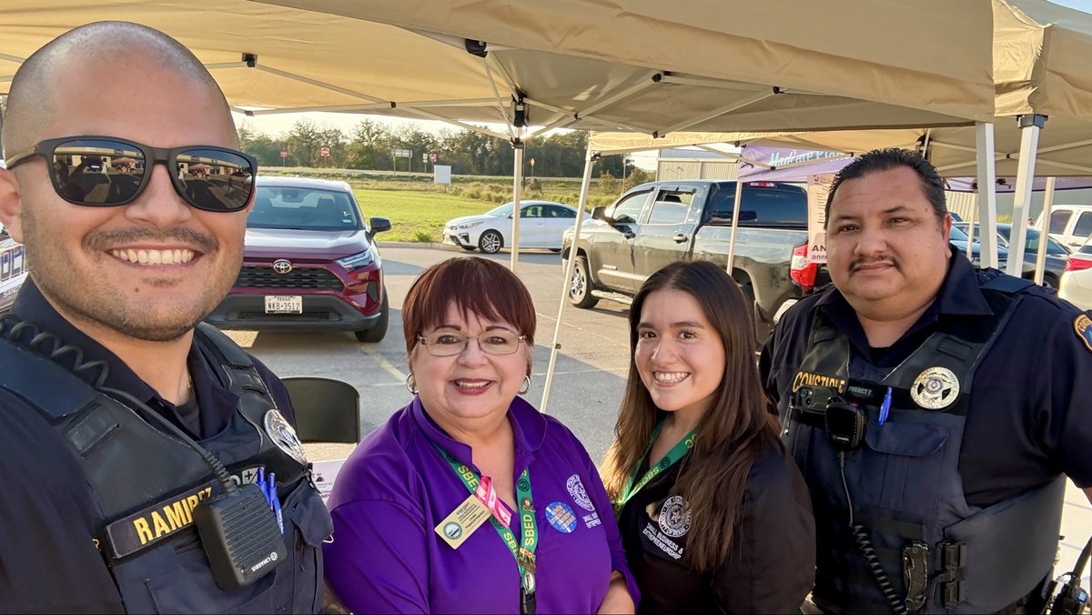 smwbe's tweet photo. Thank you to Mayor Michael Martinez for inviting us to participate in National Night Out in the City of Sandy Oaks!
#BexarCounty #SBED #SBOC #SLOVBE https://t.co/9vEPYiF1DN
