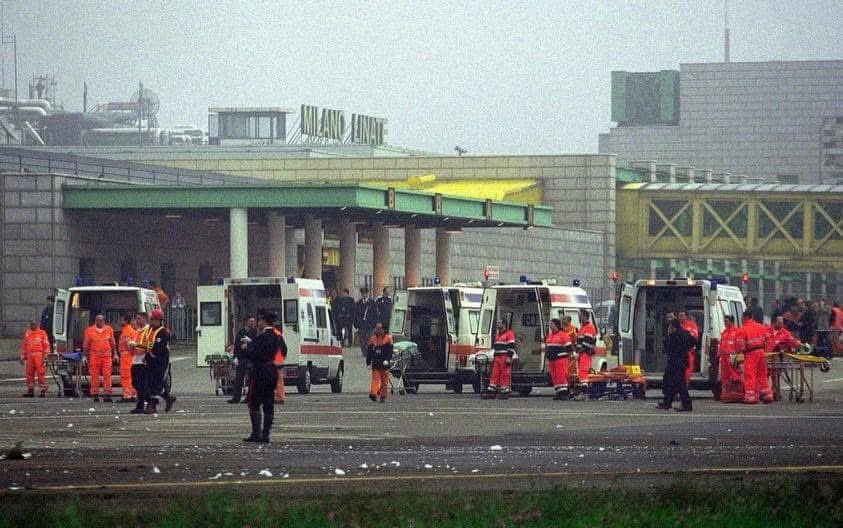 MassimoSertori_'s tweet photo. Sono passati 25 anni dal più grave incidente aereo nella storia del Paese.
Era l’8 ottobre del 2001, quando lo scontro tra un velivolo MD-87 della compagnia scandinava Sas e un Cessna privato in fase di decollo, provocò 118 morti.
#linate #milano #tragedia #8ottobre https://t.co/QnSNxIEnBL