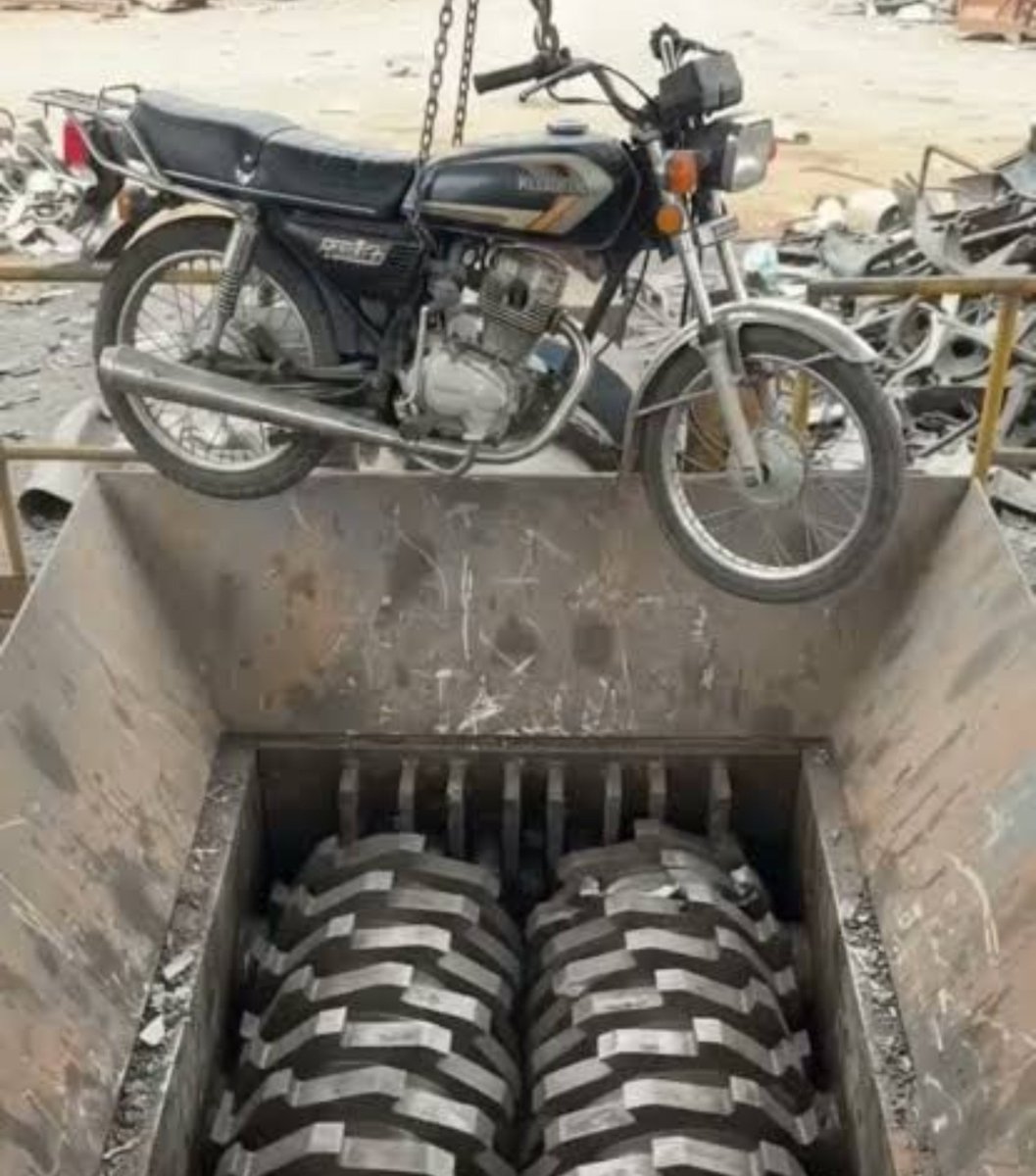 Abualibina's tweet photo. یکی دو ساعتی مرکز شهر بودم. 
موتورها مثل زامبی تو شهر رها شدن! دریغ از ذره‌ای آرامش؛ طلبکارانه از هر سوراخ در چپ و راست ماشینها میخواهند رد شوند. 
خلاف جهت، عبورممنوع، چراغ قرمز و پیاده‌رو خوراک اغلبشان است. 
میترسم آخر کار با این متخلفین وقیح به نصب خردکن‌های صنعتی سر هر چهار راه برسد.