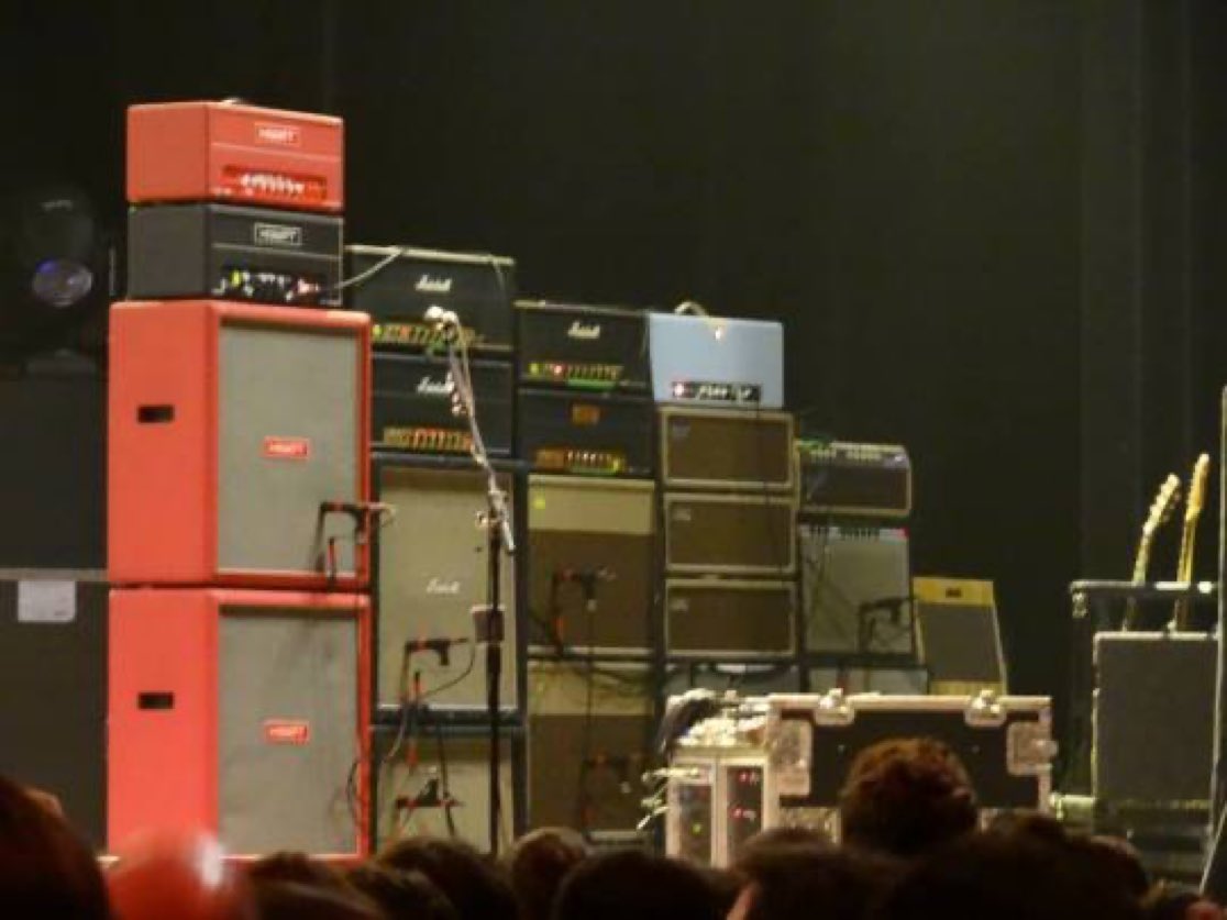 BillPourquoimec's tweet photo. My Bloody Valentine’s Kevin Shields’ amp rig. https://t.co/5gLaVWYwg5
