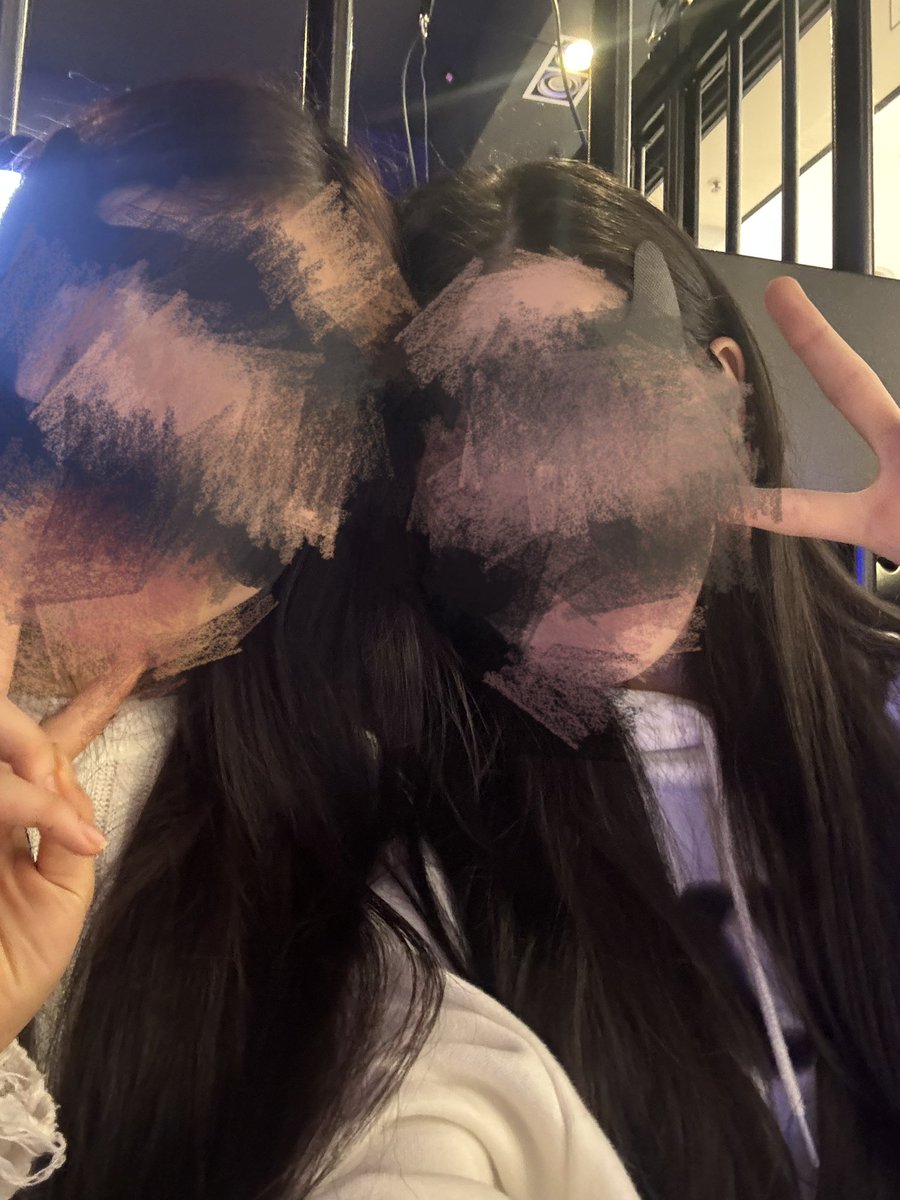 emoebmi's tweet photo. 소매부분보면 왼쪽브이가 얀이고 오른쪽 브이가 람누인가 https://t.co/vUOpHhkAPr