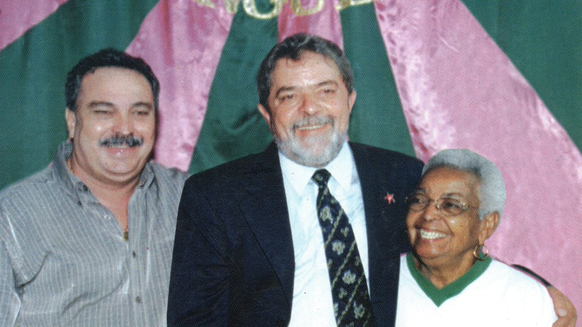 AcervoVerdeRosa's tweet photo. Dona Zica, Lula e o então presidente da Estação Primeira de Mangueira, Alvinho, em setembro de 2002.

O nosso verde é esperança! 💚 Por isso, não vamos perder a fé.

Vamos eleger Lula no segundo turno! 🇧🇷💚🩷 https://t.co/MIAOOMohod