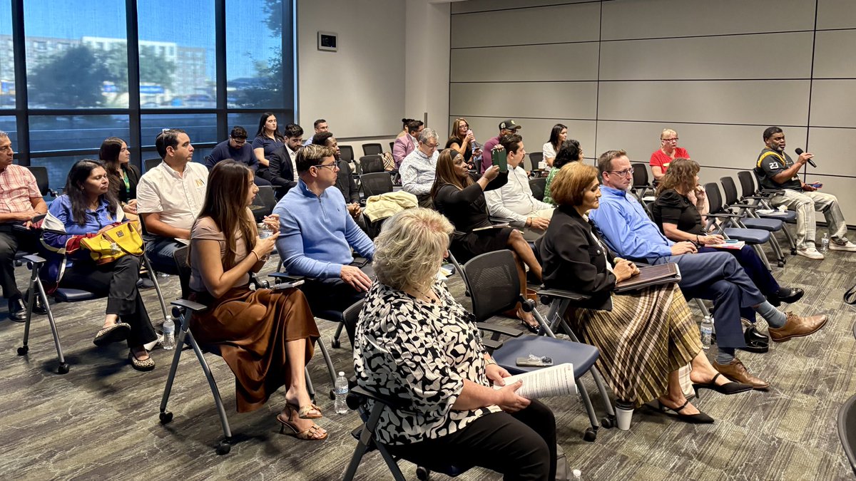 smwbe's tweet photo. The UT San Antonio Supplier Vendor Networking Breakfast, Powered by CPS Energy was a great opportunity to make connections with small businesses and have meaningful conversations about government contracting.
#BexarCounty #SBED #SBOC #SLOVBE https://t.co/p3yybObSFg