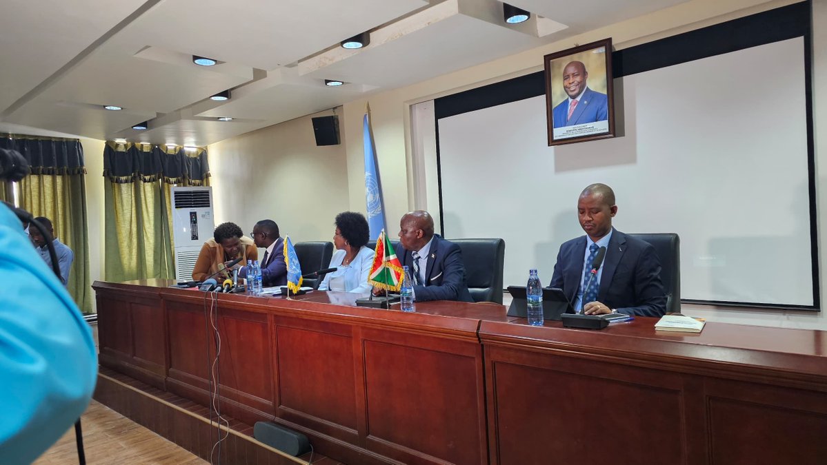 msp_burundi's tweet photo. 🇧🇮 BURUNDI : RENFORCER LA PRÉPARATION FACE AU RISQUE D’EBOLA

🇧🇮 Le 8 octobre 2026 à Bujumbura, le Ministre de la Santé Publique, @FideleDr , a participé à la réunion conjointe du Gouvernement du Burundi et de l’Équipe de pays des Nations Unies consacrée à la situation humanitaire.

Il y a présenté l’état de mise en œuvre du Plan national de préparation et de riposte à #Ebola (juin–novembre 2026). Au 7 octobre, aucun cas confirmé n’avait été notifié au Burundi, mais la vigilance demeure nécessaire face au risque d’introduction du virus dans la sous-région.

Le plan repose sur trois axes : gouvernance et contrôle ; capacité clinique ; confiance et résilience. Des avancées sont enregistrées dans la surveillance aux points d’entrée, le diagnostic, les laboratoires mobiles, la préparation du Centre de traitement de Mudubugu, la prévention et contrôle des infections ainsi que l’engagement communautaire.

Besoins prioritaires : accélérer la mobilisation et l’utilisation des financements disponibles ; renforcer les équipements des structures de prise en charge, les intrants de diagnostic, la logistique et l’aménagement de certains points d’entrée ; consolider la coordination provinciale et communale ainsi que la coopération transfrontalière ; assurer la continuité des services essentiels et renforcer la recherche opérationnelle.

Le Ministre a appelé les partenaires à renforcer leur engagement et à partager les informations sur les financements mobilisés afin de mieux coordonner les appuis. Il a proposé une revue intra-action pour actualiser le plan et transformer les engagements en capacités opérationnelles sur le terrain.

#Burundi #SantéPublique #Ebola #HealthSecurity #Prévention #Coopération