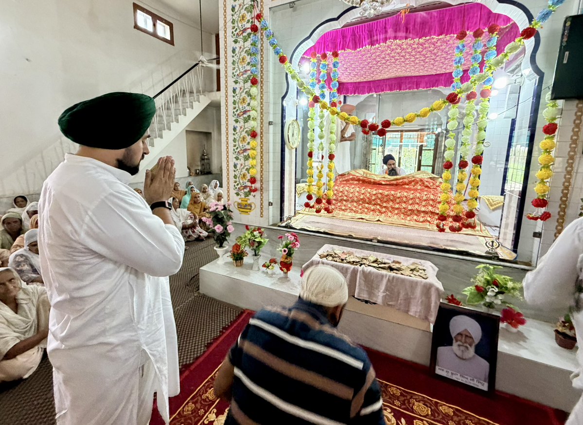 HarinderDhaliwl's tweet photo. ਹਲਕਾ ਬਰਨਾਲਾ ਵਿੱਚ ਜੋ ਪਰਿਵਾਰ ਦੇ ਮੈਂਬਰ ਸਦੀਵੀ ਵਿਛੋੜਾ ਦੇ ਗਏ ਸਨ। ਉਹਨਾਂ ਦੀ ਅੰਤਿਮ ਅਰਦਾਸ ਵਿੱਚ ਹਾਜ਼ਰੀ ਲਗਵਾਈ।

@BhagwantMann @meet_hayer @AAPPunjab 

#BarnalaNews #barnala #aamadmipartypunjab #punjab https://t.co/TQvvaRQNVo