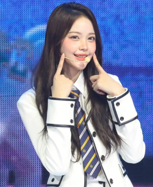 AboutMusicYT's tweet photo. Carmen of Hearts2Hearts has the most viewed hashtag for a 5th generation kpop girl idol on TikTok, generating over 19 billion views. https://t.co/VhzBx3PfvQ