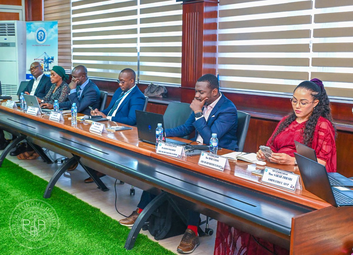 PortAbidjan's tweet photo. 𝐆𝐎𝐔𝐕𝐄𝐑𝐍𝐀𝐍𝐂𝐄 𝐕𝐈𝐋𝐋𝐄-𝐏𝐎𝐑𝐓 : 𝑳𝑬 𝑷𝑨𝑨 𝑹𝑬𝑵𝑭𝑶𝑹𝑪𝑬 𝑳𝑬𝑺 𝑪𝑨𝑷𝑨𝑪𝑰𝑻𝑬́𝑺 𝑫𝑬 𝑺𝑬𝑺 𝑨𝑪𝑻𝑬𝑼𝑹𝑺 𝑬𝑻 𝑬𝑿𝑷𝑳𝑶𝑹𝑬 𝑫𝑬 𝑵𝑶𝑼𝑽𝑬𝑳𝑳𝑬𝑺 𝑶𝑷𝑷𝑶𝑹𝑻𝑼𝑵𝑰𝑻𝑬́𝑺 https://t.co/pCYGuNTlXX