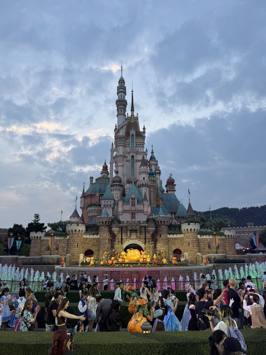 CharactersPBlog's tweet photo. Hello and nǐ hǎo from Hong Kong Disneyland. Join us for even more #DisneyHalloween adventures as Maleficent has casted a spell around the kingdom and uninvited villains are taking over this Halloween season. 🍂🎃
#DisneyParks
#HKDL https://t.co/CSw4BmAaLZ