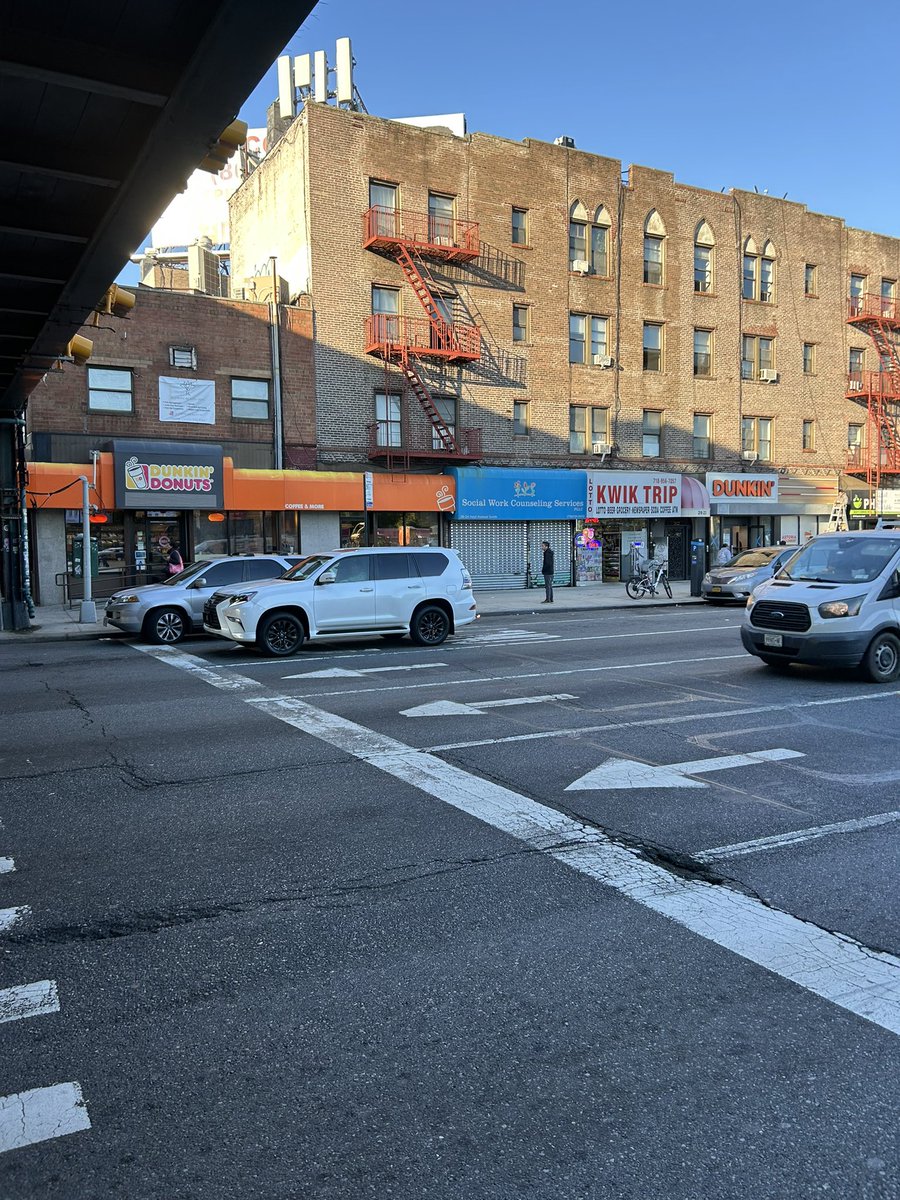 gothichijabi's tweet photo. now why the hell are we getting another dunkin on astoria blvd two storefronts apart from the dunkin https://t.co/MrnISNnuGN