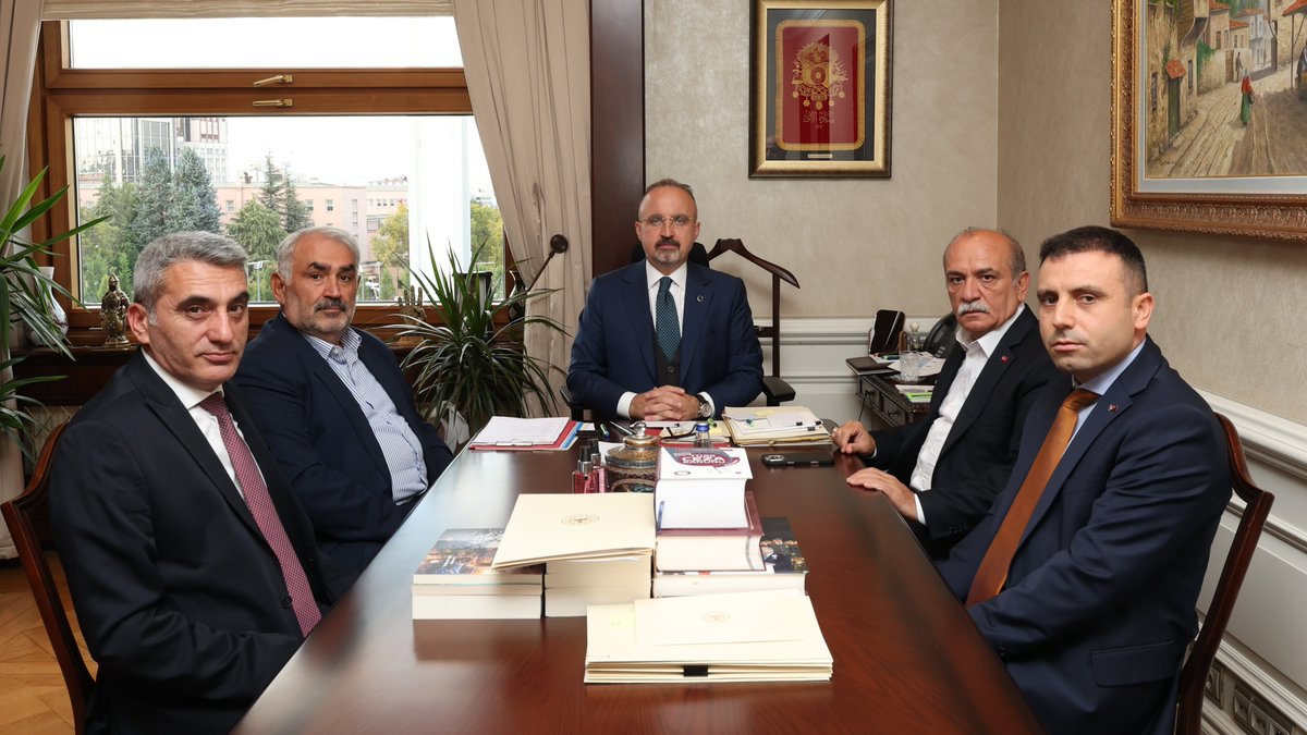BuroMemurSen_'s tweet photo. İÇİŞLERİ BAKANLIĞINA ZİYARET

​Genel Başkanımız Yusuf Yazgan, Genel Başkan Yardımcılarımız Ahmet Kızıl ve Cemal Üstün ile birlikte İçişleri Bakan Yardımcısı Sayın Bülent Turan’ı makamında ziyaret etti.

​Ziyarette Genel Başkanımız Yazgan sahadan gelen;

​📌 Nüfus ve Vatandaşlık İşleri Genel Müdürlüğünde (NVİ) randevu planlamalarında mesai bitim saatlerinin dikkate alınması; mesai sonuna denk gelen randevuların sınırlandırılması veya yeniden düzenlenmesi,

📌 Randevuların, fiilen görevde bulunan personel sayısına göre planlanması; izinli ve raporlu personelin göz önünde bulundurulması,

📌 Personel istihdamının artırılması ve mevcut iş yükünün dengeli biçimde dağıtılması,

📌 Bakanlık bünyesindeki ilgili birimlerde görev yapan personele yönelik döner sermaye uygulamasının hayata geçirilmesi, 

📌 Çalışanlar için kurum bünyesinde kreş hizmeti sağlanması ve

📌 Sosyal tesislerde kaldırılan yemek indiriminin yeniden uygulamaya alınması talepleri Bakan Yardımcısı Sayın Turan ile paylaştı. 

​Taleplerimize yönelik yapıcı yaklaşımı, NVİ personelinin sorun ve beklentilerine gösterdiği hassasiyet için İçişleri Bakan Yardımcımız Sayın Bülent Turan’a teşekkür ederiz.

​@TC_icisleri | @turanbulent