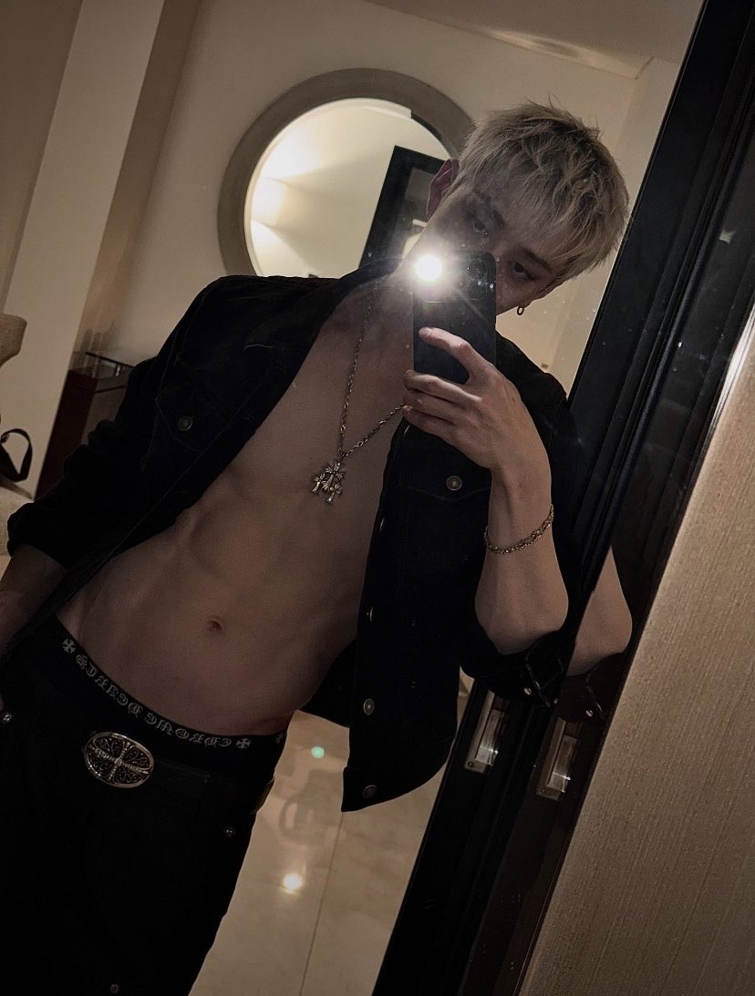 spearbbin_'s tweet photo. se acalma xereca eh só o bangchan sem camisa explodindo de gostoso em um post NO INSTA https://t.co/2emQXtff3A