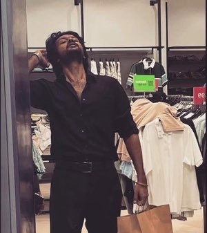 Reenaahere_'s tweet photo. Good night from daddy Rishi 🫡 https://t.co/RVTIAWSyNu