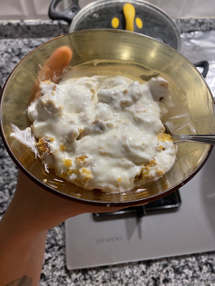 therosetna's tweet photo. Sadece Karadenizliler bilir şunun lezzetini. Hiçbir bowl, yoğurt + mısır ekmeği ikilisinin verdiği lezzeti veremez. https://t.co/HHkSSoJKl7
