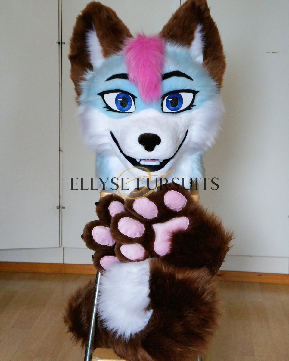 EllyseButttler's tweet photo. A new fursuit commission is finally finished, I took a break recently so it took me some time to finish this. I rarely make flat eyes so I'm still getting used to this effect lol #fursuit #fursuitmaker #huskyfursuit #furry #husky https://t.co/jAQaqdAIQn