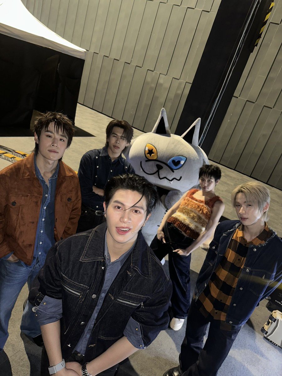 in2duceme's tweet photo. ถึง พวกอ้วม 5 ก้อน กับ เจ้าเกี๊ยวอีก 1 🐺🤍!

วันนี้เก่งกันมากๆเลย ออกงานกันครบแก๊งคงเหนื่อยกันมากๆเลยละสิ กลับบ้านพักผ่อนกันเยอะๆน้าาา ระวังเรื่องสุขภาพกันด้วยช่วงนี้อากาศเปลี่ยนแปลงบ่อย จะไม่สบายเอา อะไรที่ทำให้ไม่สบายก็โยนมันทิ้งไป ขอให้ทั้ง 6 ก้อนอยู่เป็นรอยยิ้มให้ไล้��ยูไปนานๆ อย่าให้ใครมาขโมยรอยยิ้มนั้นไปเลยนะ กอดปุปุนะคั้บบบ #โอ๋หมาป่าจิ๋วทั้งห้า