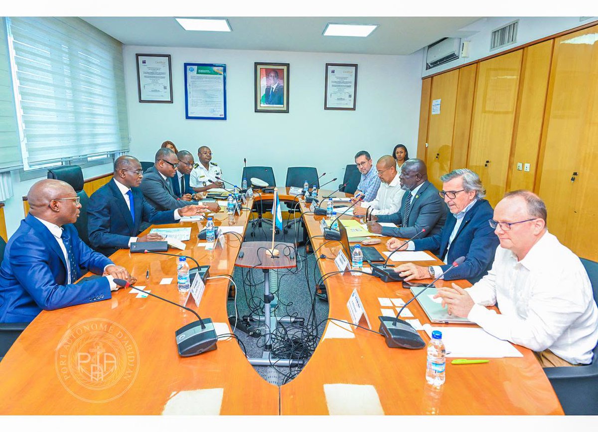PortAbidjan's tweet photo. 𝐄𝐗𝐏𝐎𝐑𝐓𝐀𝐓𝐈𝐎𝐍 𝐃𝐄𝐒 𝐏𝐑𝐎𝐃𝐔𝐈𝐓𝐒 𝐏𝐄́𝐑𝐈𝐒𝐒𝐀𝐁𝐋𝐄𝐒 : 𝑳𝑬 𝑷𝑨𝑨 𝑬𝑻 𝑳’𝑶𝑪𝑨𝑩 𝑬́𝑪𝑯𝑨𝑵𝑮𝑬𝑵𝑻 𝑺𝑼𝑹 𝑳𝑨 𝑭𝑳𝑼𝑰𝑫𝑰𝑻𝑬́ 𝑫𝑼 𝑻𝑹𝑨𝑭𝑰𝑪 https://t.co/f5imNUTnkL