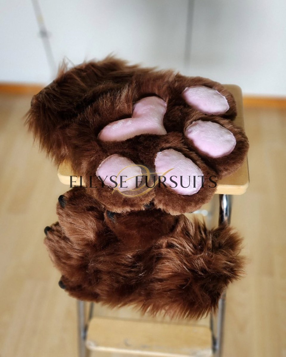 EllyseButttler's tweet photo. A new fursuit commission is finally finished, I took a break recently so it took me some time to finish this. I rarely make flat eyes so I'm still getting used to this effect lol #fursuit #fursuitmaker #huskyfursuit #furry #husky https://t.co/jAQaqdAIQn