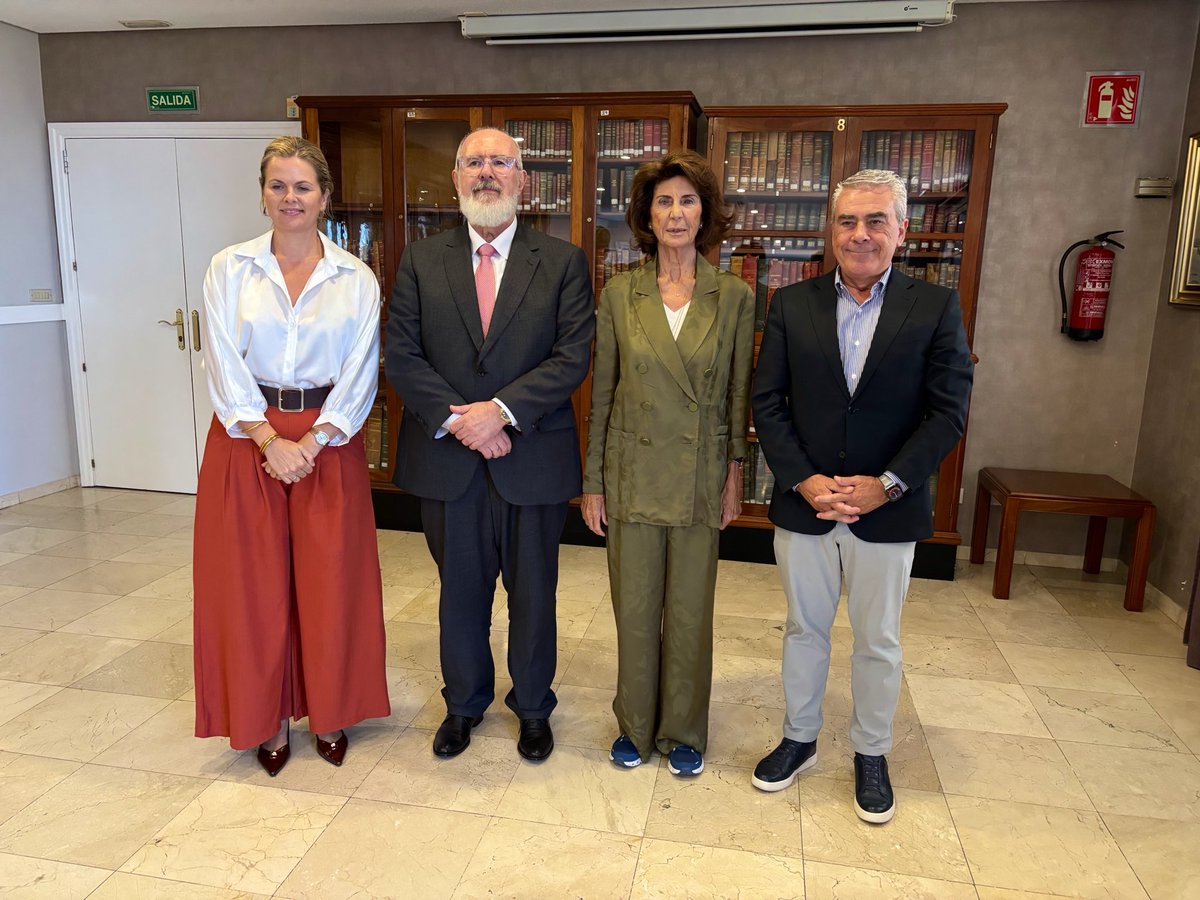 CAEB's tweet photo. La jornada matinal se completa con una reunión en la que participan ambos ayuntamientos con los empresarios locales encabezados por el presidente de @ceoetenerife y los de @CAEB con @CarmenPlanas compartiendo inversiones, proyectos y soluciones para dos territorios turísticos https://t.co/uaksN2tKr2