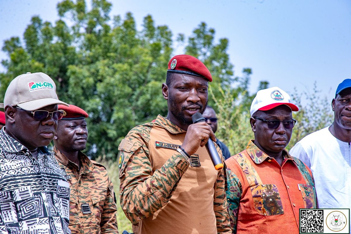 presidencebf's tweet photo. 🐟 La Garde républicaine réussit sa première récolte de silures au Camp Naaba-Koom II. Une initiative pour l’autosuffisance alimentaire et la réinsertion des soldats blessés de guerre par la production.

#BurkinaFaso #SouverainetéAlimentaire https://t.co/yvuYRT0lvv