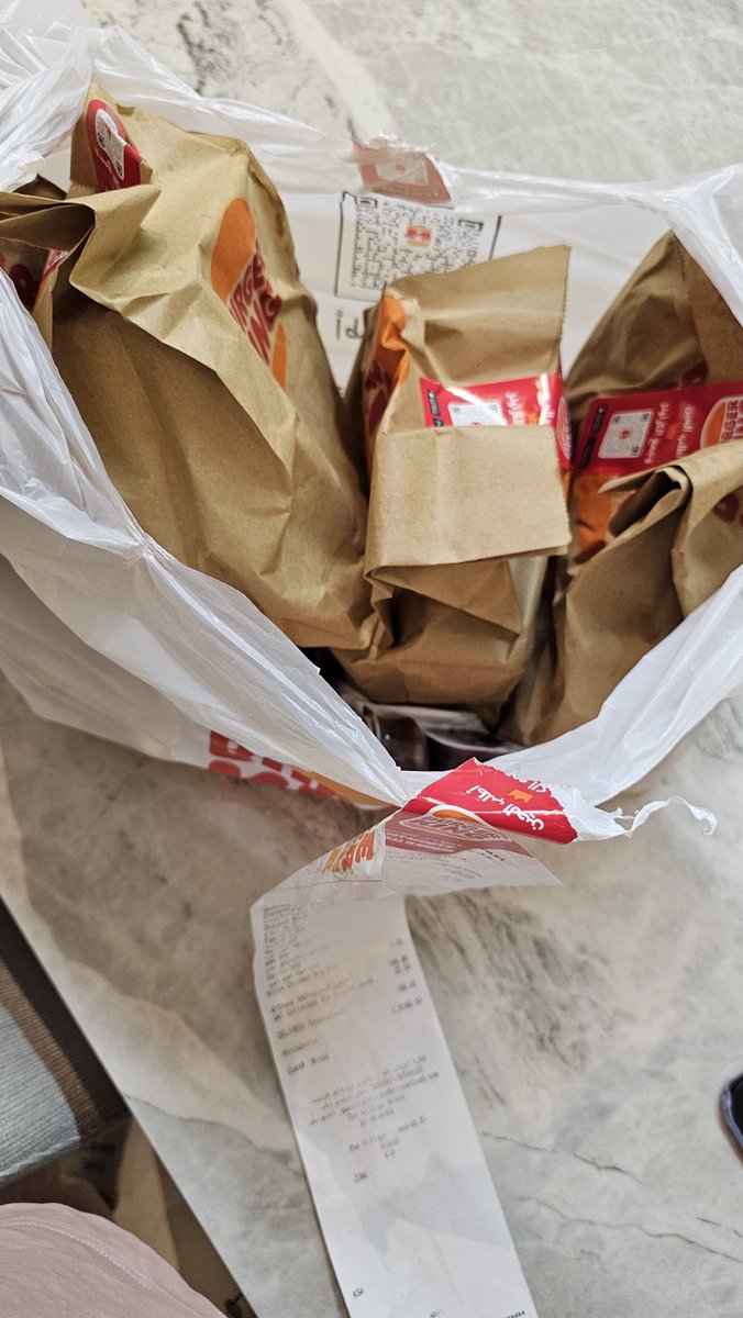 waduq7's tweet photo. @BURGERKINGKSA الله لا يوفقكم وش ذا الطلب اللي يفشل طلبت دجاج طلع لحم. طلبت بوكسات جاء معجون على بعضه البرجر.
طلبت كنج بوكس وكنج راب بوكس 
اطالب بتعويض على الضرر والخسارة https://t.co/nDS0IyA6ri