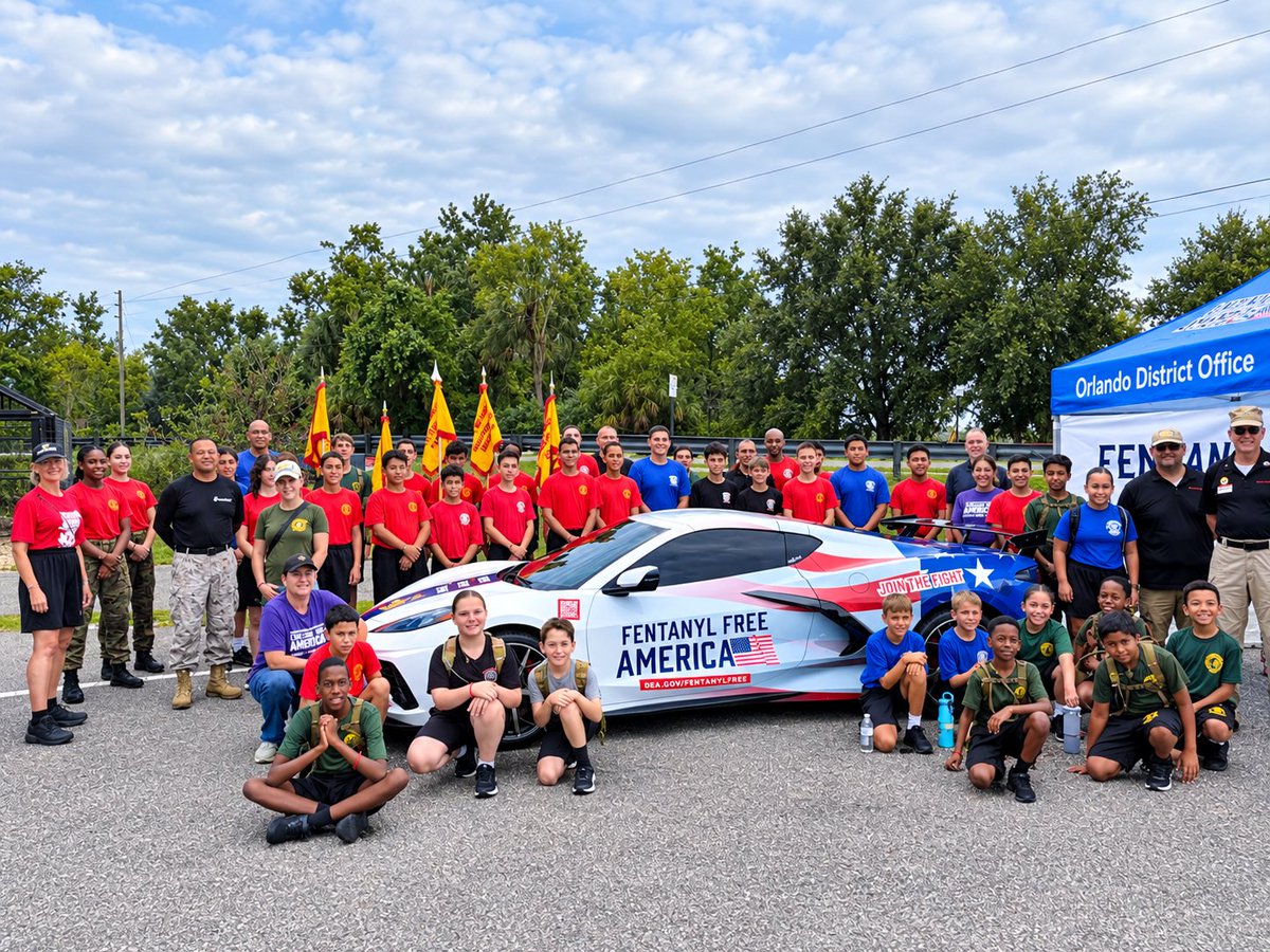 DEATAMPA's tweet photo. DEA Orlando District Office special agents, intelligence analysts, and diversion investigators participate in a #RedRibbonWeek event with the Florida Young Marines. Hosted by the Orlando Devil Dogs Unit of the Young Marines, this was a great opportunity to come together and promote a drug-free lifestyle to our future service members. @DEAHQ @DEATerryCole #DrugFreePledge