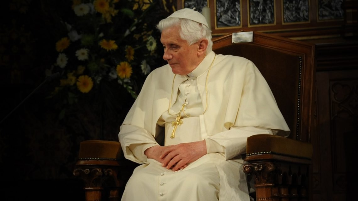 SRatzingeriana's tweet photo. «Assim, ao buscar salvar a ciência e a filosofia, Bento XVI busca também salvar a teologia precisamente por causa do encontro inicial entre as Escrituras e o pensamento grego. A fé bíblica, portanto, não é uma presença estranha nos “debates de nosso tempo”. + https://t.co/ttDP4RP0EI