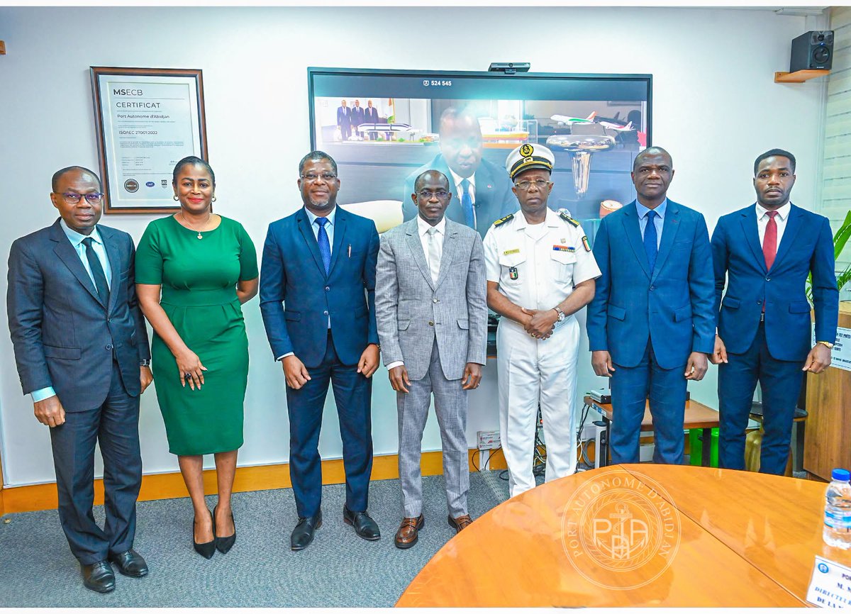 PortAbidjan's tweet photo. 𝐓𝐑𝐀𝐍𝐒𝐅𝐎𝐑𝐌𝐀𝐓𝐈𝐎𝐍 𝐍𝐔𝐌𝐄́𝐑𝐈𝐐𝐔𝐄 : 𝑳𝑬 𝑷𝑶𝑹𝑻 𝑨𝑼𝑻𝑶𝑵𝑶𝑴𝑬 𝑫’𝑨𝑩𝑰𝑫𝑱𝑨𝑵 𝑬́𝑪𝑯𝑨𝑵𝑮𝑬 𝑺𝑼𝑹 𝑳𝑬𝑺 𝑬𝑵𝑱𝑬𝑼𝑿 𝑫𝑬 𝑳𝑨 𝑪𝑶𝑷𝑨𝑭 2026 https://t.co/GcD4Xw3bia