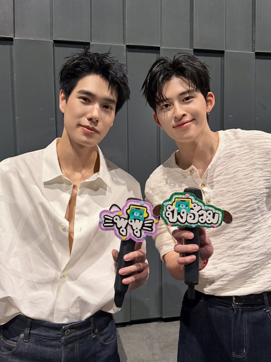 bluexnee's tweet photo. 👥 : ตอนเจอกันปอนด์ภูวินทร์เคยใส่เสื้อนัดกันมั้ย ?
🐼 : จริงๆไม่เคยนัดเลยนะ คือทุกครั้ง ก็จะบังเอิญทุกครั้งเลย 

โอเคคับ เชื่อๆ ไม่เคยนัดก็ได้ แต่แค่ถามว่า “ชุดนี้เข้ากับพี่กว่าไหม“  ไม่ได้นัดเนอะ บังเอิญเสื้อกางเกงสีเดียวกัน เพราะรู้ใจกันแล้ว👉🏼👈🏼 https://t.co/DAlvYi6Tc5
