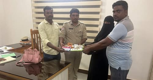 VistaraNews's tweet photo. ಬಸ್‌ನಲ್ಲಿ 2 ಲಕ್ಷ ಮೌಲ್ಯದ ಚಿನ್ನಾಭರಣ ಮರೆತ ಮಹಿಳೆ ; ಕ್ಷಣಾರ್ಧದಲ್ಲಿ ಪತ್ತೆಹಚ್ಚಿ ಹಿಂದಿರುಗಿಸಿದ ಪೊಲೀಸರು 

ಸುದ್ದಿ ಲಿಂಕ್​ :  https://t.co/tsIQuuTYKK 

#GoldJewellery #LostAndFound #PoliceHelp  #HonestPolice #PublicTransport #BusJourney #GoldRecovery #TrendingNews #pnsvistara #LatestNews https://t.co/wtpvQtw4lA