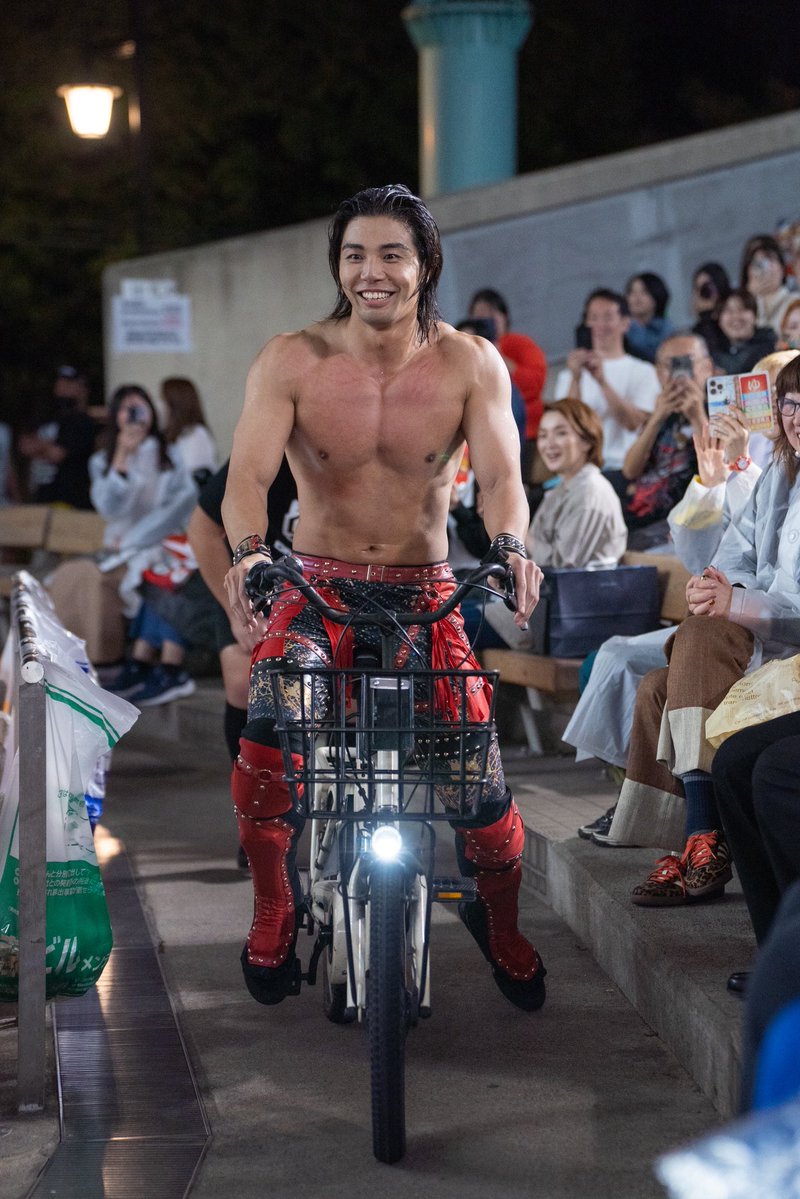 er17_pw's tweet photo. 2026.10.8 上野恩賜公園野外ステージ
ドラマティック・ドリーム号はママチャリなのにかいちぇが乗ってきたのは電動自転車🚲
#武知海青
#ddtpro https://t.co/lP99XugS2v