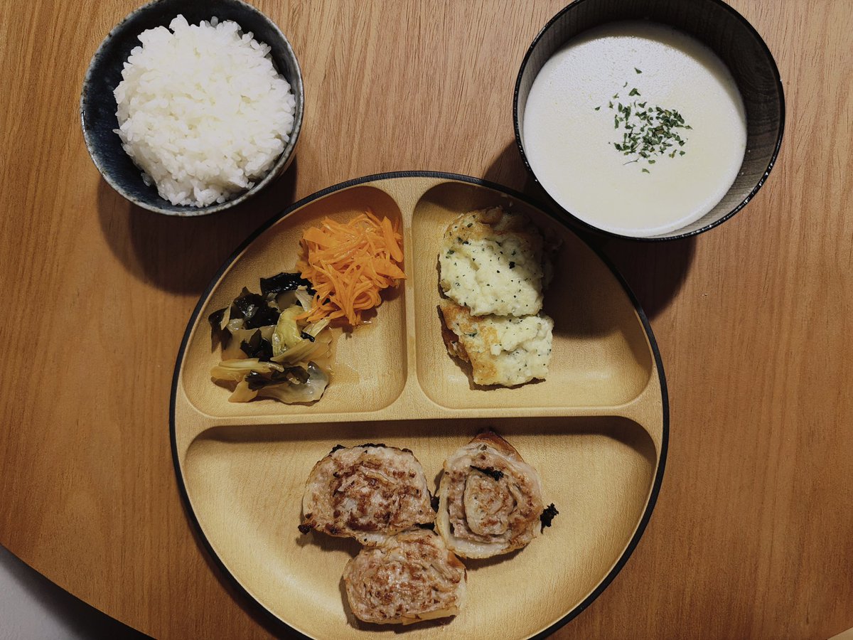 sumika_note_wor's tweet photo. きょうのばんごはん。

4日に買い物行ってから三食のうち一食は自炊してるんですが、もっと効率化しないとこりゃ毎日出来ませんね！！！

冷凍ストックと常備菜のレパートリーを増やし、ラクうまご飯が食べたい！！！ https://t.co/9Qcp7v36V0