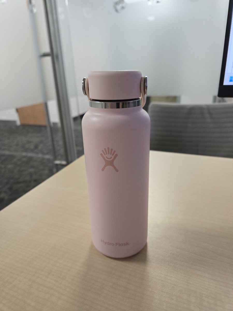 minggyiu's tweet photo. took a photo of my new water bottle yesterday bc I was like aw my lil baby so cute and I lost it like 3 hours later FUCK https://t.co/VZkU5dXFmT