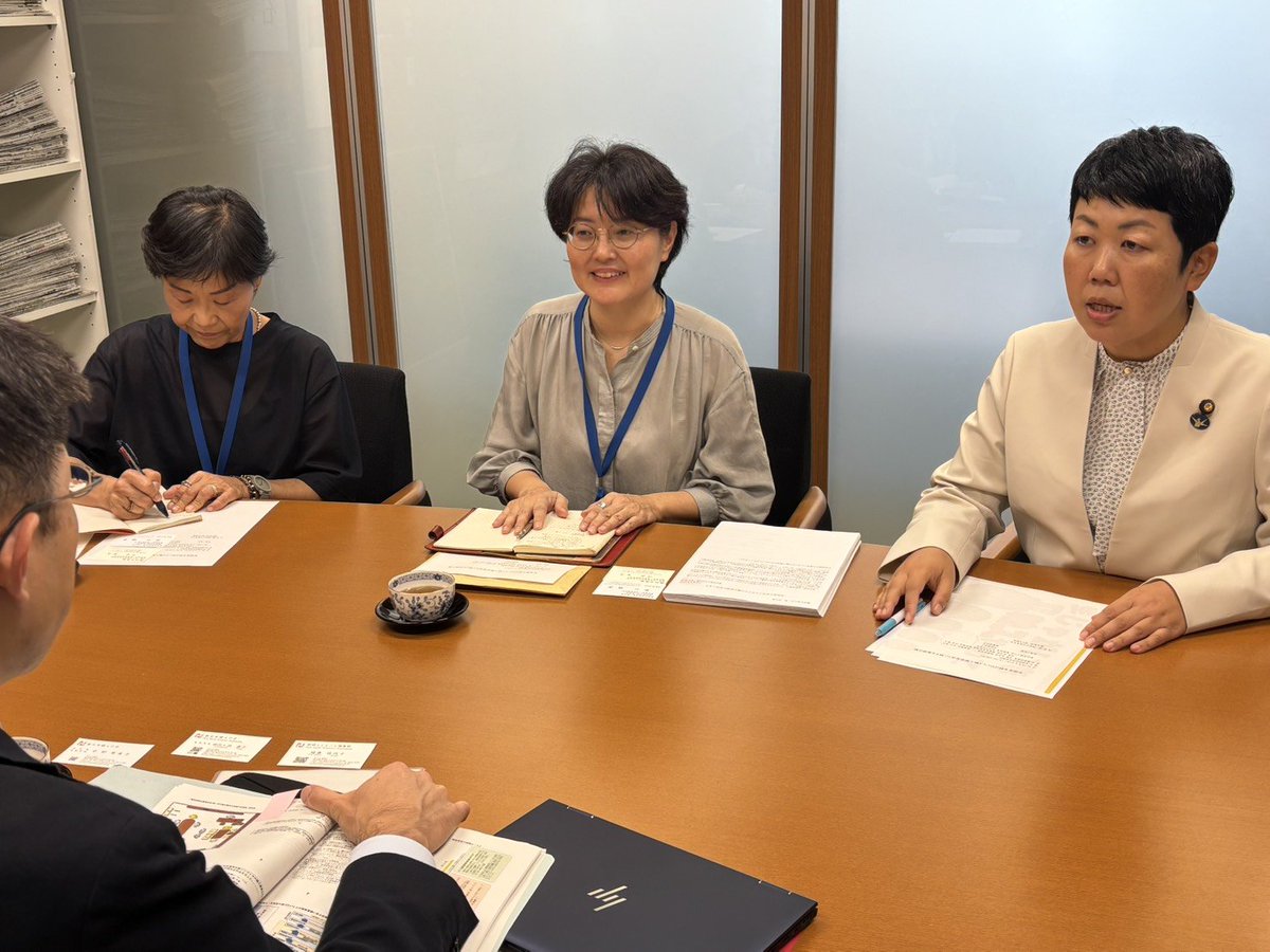 buchitom's tweet photo. 新日本婦人の会のみなさんがアメリカ産生鮮じゃがいもの輸入解禁はやめてと農水省に要請。
短期間に全国から寄せられた１００を超えるメッセージを手渡しました。
病害虫や離農する農家が増えることへの懸念、食の安全を守ってほしいなど、思いが込められています。
さらに簗農水大臣への怒りの声も。 https://t.co/d4kR7c6Kp5