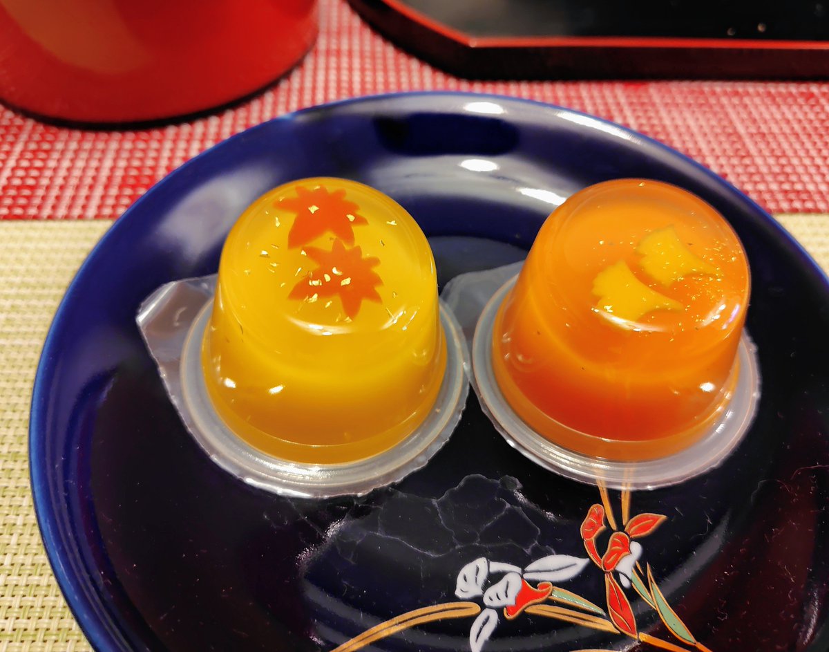merissa_tea's tweet photo. 季節っぽい映��るお菓子✨️
美味しかったけど、上部のゼリーと土台のムースがすぐに分離しちゃうのよ💦
人目が無い時なら、カップのままスプーン突っ込んで食べちゃうな〜。 https://t.co/umIoZgYNlj