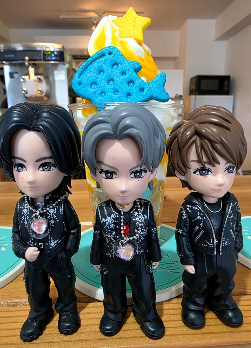 KP2021love's tweet photo. 先月、家族旅行で沖縄行った時に
勿論ちゃっかり立ち寄って来た！

イケメンのお兄ちゃん1人が
優しく対応してくれました✨

可愛いジンベイザメのクッキー
息子チョイスですw

滝沢秀明氏＆北山宏光の
沖縄・瀬底島のアイス店

 #SESOKO  #TAKITA https://t.co/HoB9hJb7Ja