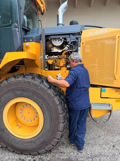 MyFDOT_SWFL's tweet photo. With heavy rains from Tropical Storm #Isaias expected across Florida, FDOT crews are preparing storm response equipment across the region and are #ReadyToServe. β
For current roadway conditions, please visit https://t.co/0CyAKS2CxG for the latest traffic information. π https://t.co/FrB95oACGZ