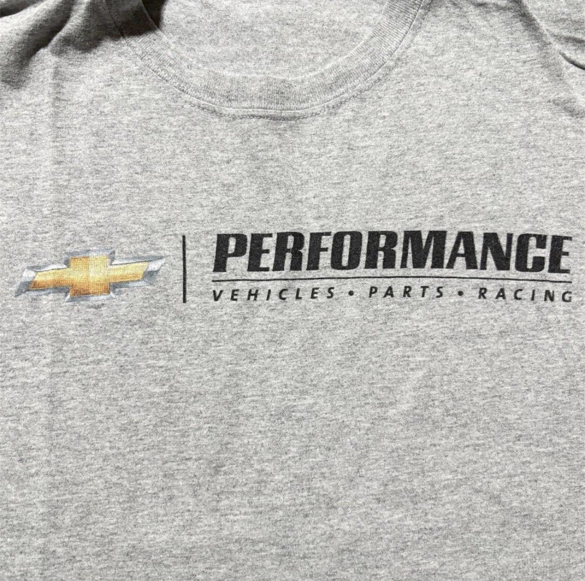 TCompei's tweet photo. 「アメリカン・マッスルの魂をその身に纏う」

シボレー公式パフォーマンスTシャツ

グレーボディに映えるコルベット＆カマロのバックルグラフィックが最高にクール！

争奪戦必至の希少なXL
ビッグシルエットでタフにキメろ。 

#Chevrolet #シボレー #アメ車 #古着 #ストリート https://t.co/oFj9z4hDnA