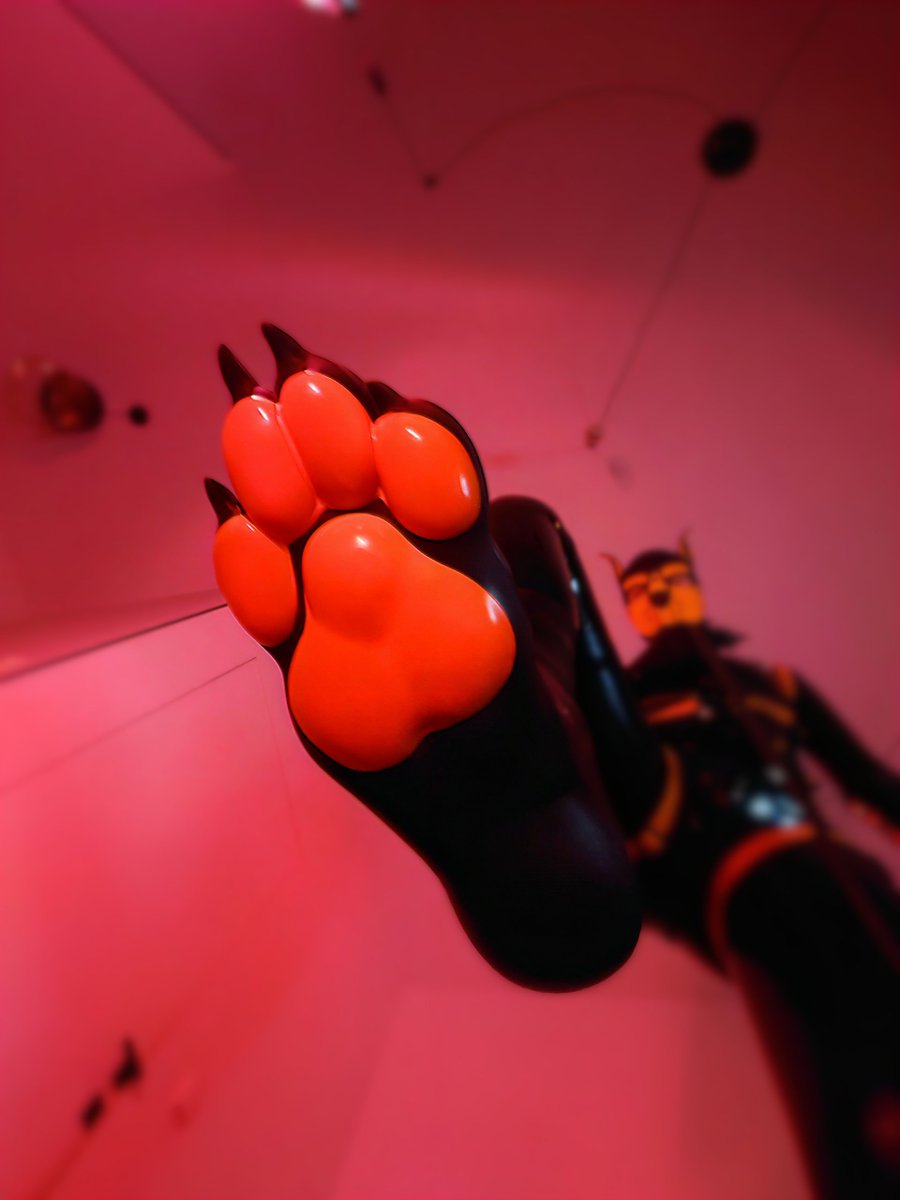ArielTheFox01's tweet photo. Focus on my paws, sink deeper. https://t.co/FXVUdMycR8