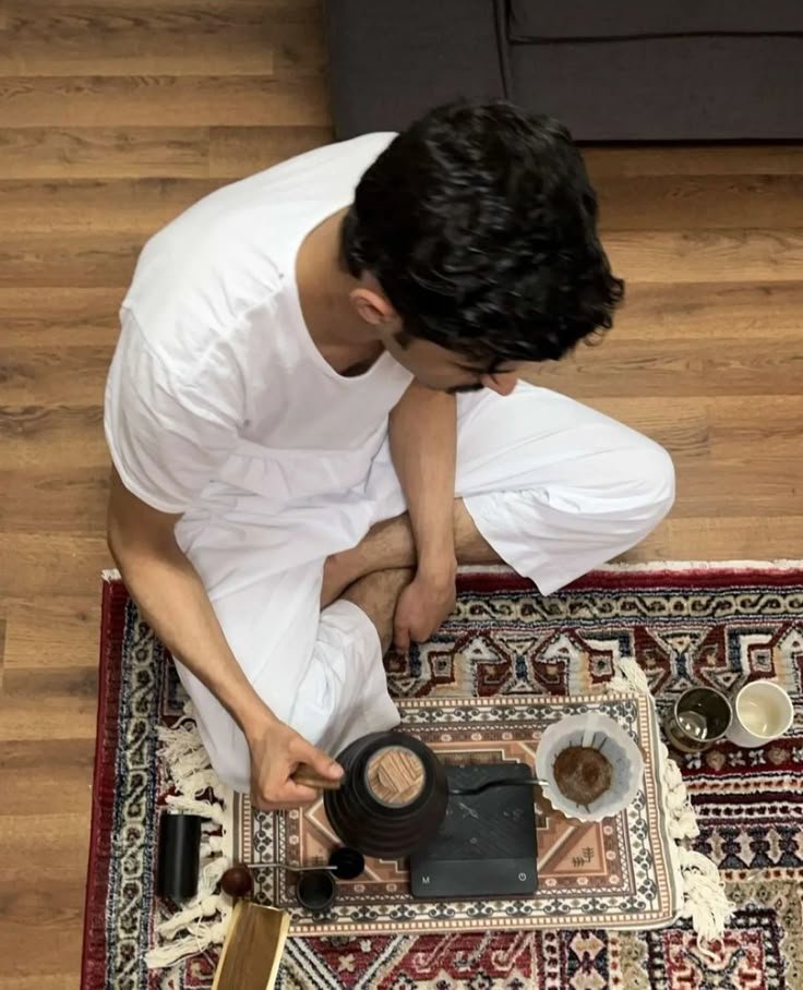 ahmadkeonho's tweet photo. menurut gue ini video keonho yang konsep arab-nya paling dapet. semuanya tuh mendukung parah, dimulai dari sofanya, mejanya, cara dia duduk, dan kaus putih oblongan yang dia pake begini tuh emang khas cowo arab banget kalo lagi santai di rumah https://t.co/lEURuqHTIr