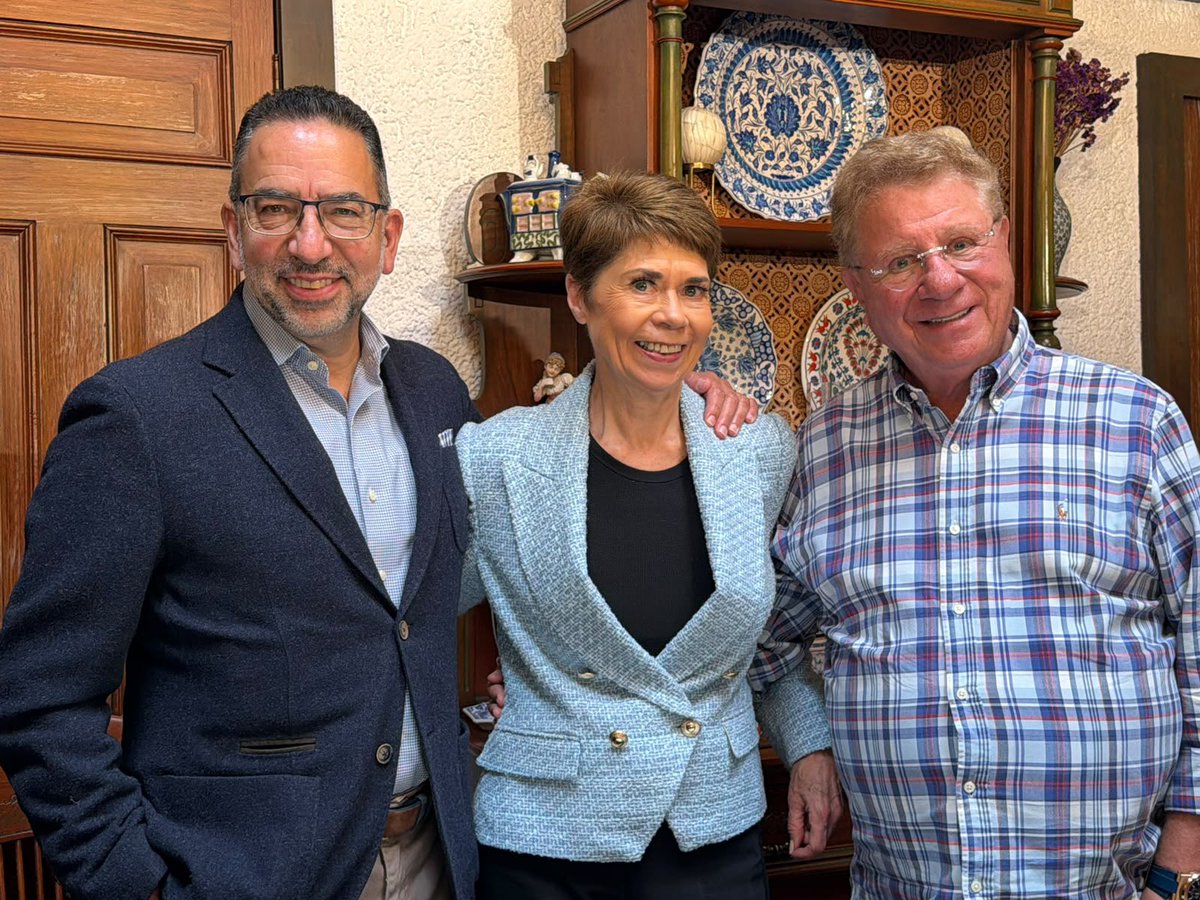 JLozanoA's tweet photo. #AvisosParroquiales Hoy es cumpleaños de nuestro muy querido amigo y Director General de @AtypicalTeve @carlosalazraki a quien le mando un fuerte abrazo, a reserva de dárselo al ratón. Felicidades 🎉

@PagesBeatriz https://t.co/26DiaRaoxk