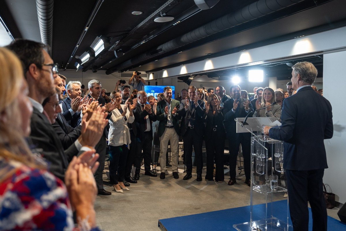 NunezFeijoo's tweet photo. Las elecciones se ganan persona a persona, voto a voto. Toca recorrer España, escuchar, explicar, responder, convencer y vencer. 

El cambio empieza aquí. https://t.co/gobNTVvvuE