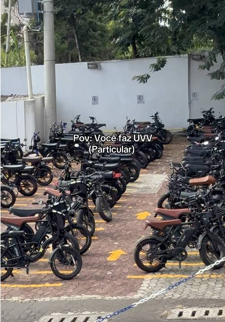 ESemDepressao's tweet photo. Nunca vi tanto byd e motinha elétrica no ES e vcs falando que o lula quebrou o país kkkk https://t.co/OUWrD5MNuZ