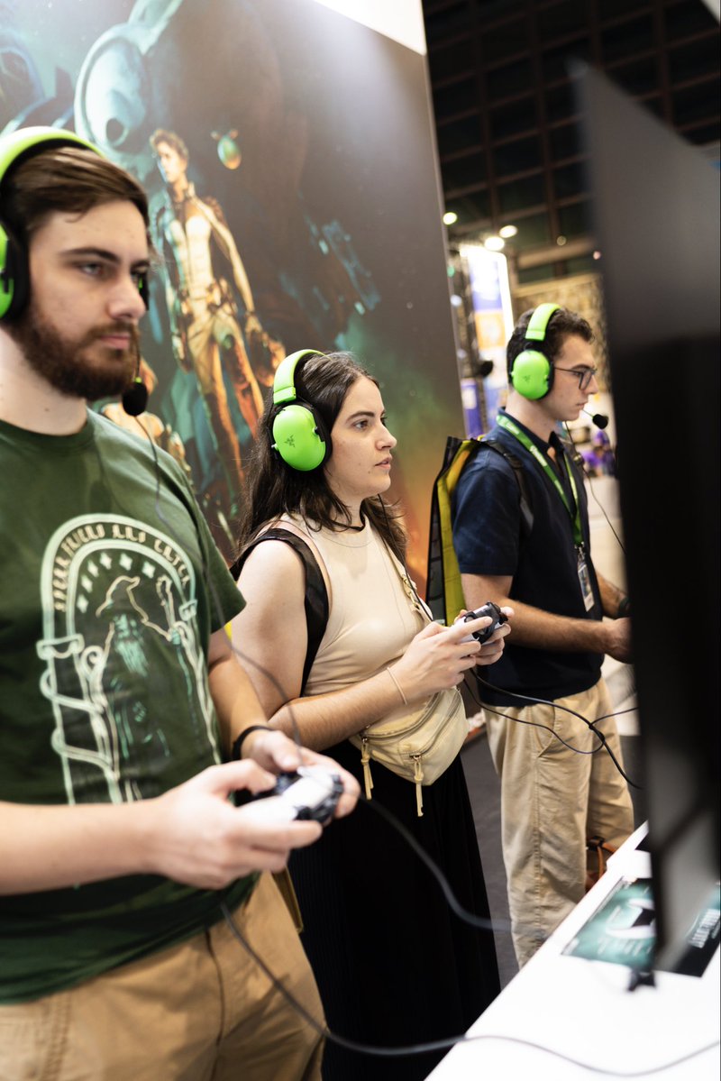 RazerES's tweet photo. ¡El gaming se vive y se escucha! 🎮🎧

Hemos acompañado a @BandaiNamcoES en Comic Con Málaga con nuestros Razer BlackShark V2 X. Una colaboración para compartir lo que nos une: la pasión por los videojuegos. 💚 https://t.co/fIw5r5seN6