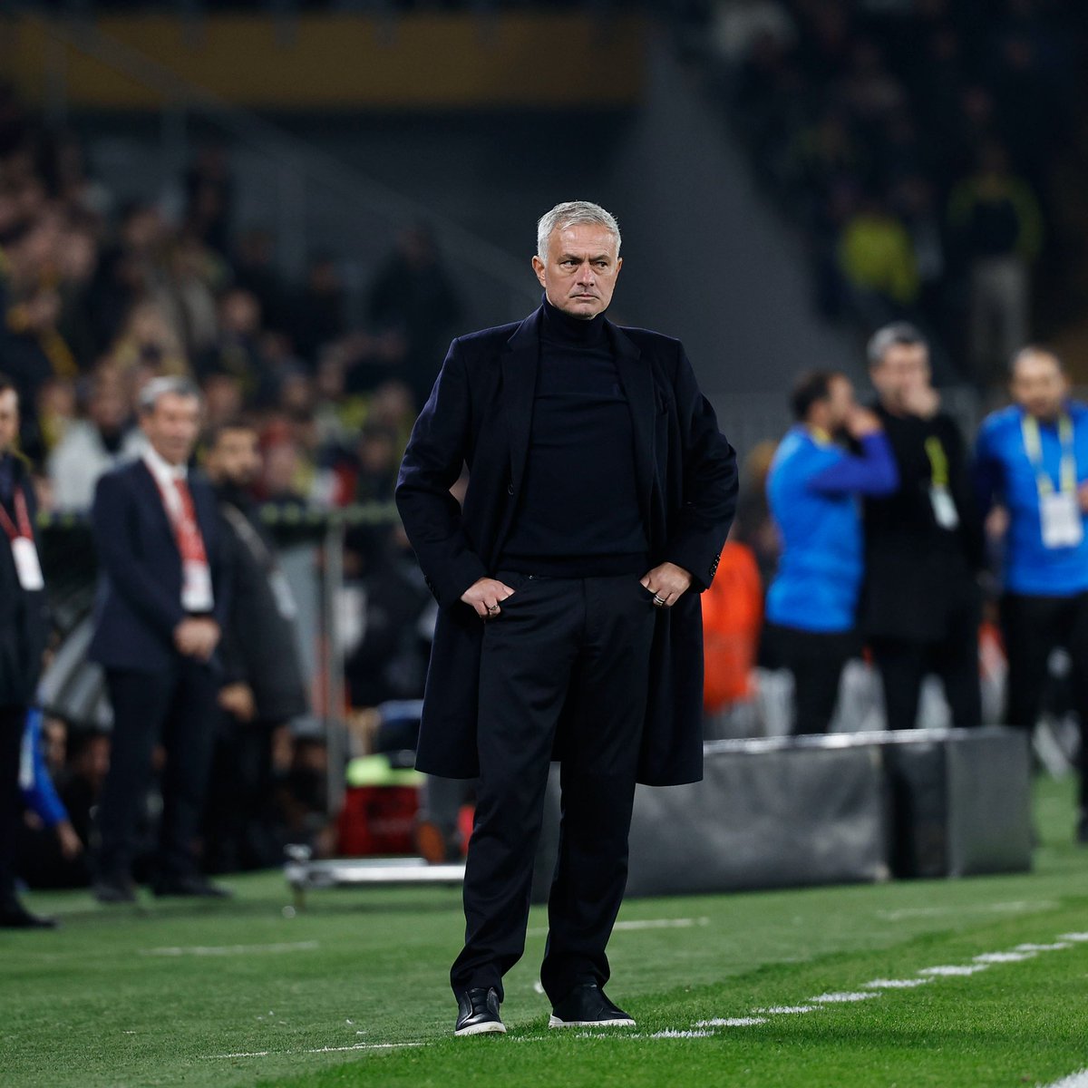 User2009870's tweet photo. 🚨Jose Mourinho: "Hakemler konusunda sorun bende değil. Bir kulübe geldiğim dönemin getirdiği bir şanssızlık olduğunu düşünüyorum. Son olarak Türkiye'de büyük bir skandal yaşandı. Merkez Hakem Kurulu Başkanı hapse mahkum edildi ve ceza evine girdi." https://t.co/VWy59S1OUU
