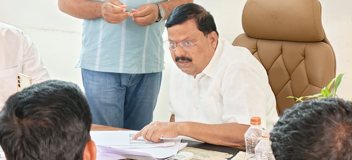 balunaik_MLA's tweet photo. *అర్హులందరికీ ఇందిరమ్మ ఇళ్లు అందేలా చర్యలు*

*రెండో విడత ఇందిరమ్మ ఇళ్లపై హౌసింగ్ అధికారులతో ఎమ్మెల్యే బాలు నాయక్ సమీక్ష*

*గుడిసెల్లో నివసిస్తున్న నిరుపేదలకు ప్రాధాన్యం ఇవ్వాలి*

*అర్హుల ఎంపికలో పారదర్శకత పాటించాలి.. నిర్మాణాలపై నిరంతర పర్యవేక్షణ ఉండాలి*

*లబ్ధిదారులకు ప్రభుత్వ నిబంధనల ప్రకారం సకాలంలో నిధులు అందేలా చూడాలి: ఎమ్మెల్యే బాలు నాయక్*

*దేవరకొండ:* పేదల సొంతింటి కలను సాకారం చేయడమే లక్ష్యంగా రాష్ట్ర ప్రభుత్వం ప్రతిష్టాత్మకంగా అమలు చేస్తున్న *ఇందిరమ్మ ఇళ్ల పథకం రెండో విడతలో అర్హులైన ప్రతి కుటుంబానికి న్యాయం జరిగేలా చర్యలు తీసుకోవాలని* దేవరకొండ ఎమ్మెల్యే *నేనావత్ బాలు నాయక్* అధికారులను ఆదేశించారు. ఇందిరమ్మ ఇళ్ల ఎంపిక, నిర్మాణ పురోగతి, లబ్ధిదారులకు నిధుల విడుదల తదితర అంశాలపై గురువారం దేవరకొండలోని తన నివాసంలో నియోజకవర్గ హౌసింగ్ శాఖ అధికారులతో ఎమ్మెల్యే సమీక్ష సమావేశం నిర్వహించారు.

ఈ సందర్భంగా రెండో విడత ఇందిరమ్మ ఇళ్లకు సంబంధించి ప్రభుత్వం జారీ చేసిన మార్గదర్శకాలు, అర్హతలు, లబ్ధిదారుల ఎంపిక విధానం, నిర్మాణ దశలు, నిధుల విడుదల, అధికారుల పర్యవేక్షణ తదితర అంశాలపై అధికారులతో ఎమ్మెల్యే చర్చించారు.

*రెండో విడతలో 2.50 లక్షల ఇళ్లు*

రాష్ట్ర ప్రభుత్వం 2026–27 ఆర్థిక సంవత్సరంలో ఇందిరమ్మ ఇళ్ల పథకం రెండో విడత కింద 100 నియోజకవర్గాల్లో ఒక్కో నియోజకవర్గానికి *1,500 కొత్త ఇళ్ల నిర్మాణానికి*, అదనంగా ఒక్కో నియోజకవర్గంలో *500 సెమీ-పక్కా ఇళ్ల పైకప్పుల మార్పు* కేటాయింపులు ఉన్నాయి.

ఈ నేపథ్యంలో దేవరకొండ నియోజకవర్గంలో ప్రభుత్వం నిర్దేశించిన నిబంధనల ప్రకారం అర్హులైన కుటుంబాలను గుర్తించి, ఎలాంటి పొరపాట్లకు తావులేకుండా ప్రక్రియను పూర్తి చేయాలని ఎమ్మెల్యే అధికారులకు సూచించారు.

*గుడిసెల్లో ఉన్నవారికి తొలి ప్రాధాన్యం*

రెండో విడతలో *గుడిసెలు, పూరి గుడిసెల్లో నివసిస్తున్న అర్హులైన కుటుంబాలకు ప్రాధాన్యత* ఇవ్వాలని ప్రభుత్వం స్పష్టం చేసిందని ఎమ్మెల్యే తెలిపారు. గుడిసెలు లేని తెలంగాణ లక్ష్యంతో అర్హులైన నిరుపేద కుటుంబాలను గుర్తించి ఇళ్ల మంజూరు ప్రక్రియను వేగవంతం చేయాలని అధికారులను ఆదేశించారు.

గ్రామాల్లో ఇప్పటికీ గుడిసెల్లో జీవిస్తున్న కుటుంబాలను ప్రత్యేకంగా గుర్తించి, వారి వివరాలను క్షేత్రస్థాయిలో మరోసారి పరిశీలించాలని సూచించారు. అర్హత ఉన్న కుటుంబం ఒక్కటి కూడా జాబితాలో మిగిలిపోకుండా అధికారులు సమగ్రంగా పరిశీలన చేయాలని అన్నారు.

ప్రభుత్వ మార్గదర్శకాలకు అనుగుణంగా అర్హతలను పరిశీలించి, అనర్హులకు అవకాశం లేకుండా, అర్హులకు అన్యాయం జరగకుండా చూడాలని అధికారులకు సూచించారు.

జిల్లా కలెక్టర్ ఆధ్వర్యంలో గెజిటెడ్ అధికారులతో లబ్ధిదారుల అర్హతలను ధ్రువీకరించే ప్రక్రియ చేపట్టి, అనంతరం నిబంధనల ప్రకారం తుది పరిశీలన జరగాల్సి ఉంటుందని ప్రభుత్వం నిర్దేశించింది.

*నిర్మాణ పనులను ఎప్పటికప్పుడు పర్యవేక్షించాలి*

ఇళ్ల మంజూరు తర్వాత నిర్మాణ పనులు ప్రారంభమయ్యేలా లబ్ధిదారులకు అధికారులు సహకరించాలని ఎమ్మెల్యే తెలిపారు. నిర్మాణం వివిధ దశల్లో ఉన్నప్పుడు క్షేత్రస్థాయిలో పరిశీలించి, నిబంధనల ప్రకారం పనులు జరుగుతున్నాయా లేదా అన్నది నిరంతరం పర్యవేక్షించాలని సూచించారు.

ముఖ్యమంత్రి *ఎ. రేవంత్ రెడ్డి* నేతృత్వంలోని ప్రజా ప్రభుత్వం పేదల సంక్షేమానికి అత్యంత ప్రాధాన్యం ఇస్తోందని ఎమ్మెల్యే పేర్కొన్నారు. నియోజకవర్గంలో అర్హులైన ప్రతి కుటుంబానికి ఇందిరమ్మ ఇల్లు అందేలా హౌసింగ్ శాఖ అధికారులు, ప్రజాప్రతినిధులు సమన్వయంతో పనిచేయాలని కోరారు.

సమావేశంలో దేవరకొండ నియోజకవర్గ హౌసింగ్ శాఖ అధికారులు, సిబ్బంది పాల్గొని నియోజకవర్గంలో ఇందిరమ్మ ఇళ్ల అమలు, లబ్ధిదారుల వివరాలు, నిర్మాణ పురోగతి తదితర అంశాలను ఎమ్మెల్యేకు వివరించారు.