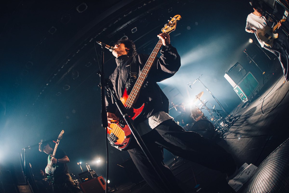 RADSEVEN7's tweet photo. 【新栄、終わらない夜レポート✍️】

許せないことばかりだしシナリオ通りになんかいくわけもない。ましてやここから海なんて見えるわけない。だから歌える歌があるんだって「どでかいRAD SEVEN」で証明した4人。amanojacが体現するのは、どうしようもない日々の積み重ねの先にあるこの街の現在進行形。 https://t.co/UShx8irLdv