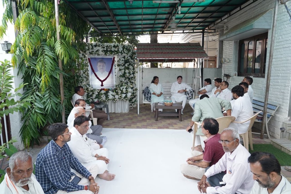 Dileep_Sanghani's tweet photo. अमरेली के पूर्व सांसद, मेरे बाल्यकाल के मित्र एवं पारिवारिक स्नेही श्री वीरजीभाई ठुम्मर के देवलोकगमन बाद शोकाकुल परिजनों के साथ दुःख में सम्मिलित हुआ।

ईश्वर से प्रार्थना है की, दिवंगत आत्मा को शांति प्रदान करें तथा परिवार को इस अपार दुःख को सहन करने की शक्ति दें।

अश्विनभाई सावलिया, बाबूभाई सखवाला, जयंतीभाई पानसुरिया, तुषारभाई जोशी, मनीष संघाणी, अरुणभाई पटेल, चंदुभाई रामाणी, जिग्नेश रामाणी, राज पटेल समेत गणमान्य महानुभाव उपस्थित रहे।

📍अमरेली