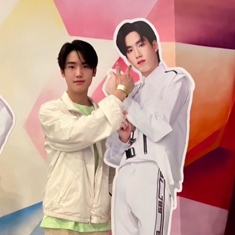babyindec's tweet photo. วันนั้นไปคอนเดบิวต์เฮีย วันนี้จับไมค์อยู่บนเวทีเดียวกับเฮียแล้ว น้องภีมเก่งมาก วันนี้ทำให้รู้เลยว่าน้องตั้งใจและซ้อมมาเยอะมากจริง ๆ จิ๋ววันนั้นยังขี้เขินอยู่เลย วันนี้พกความมั่นใจมาเต็มร้อย เก่งมากก 😭♥️

#PEEMTANAT 
#SONRAYSHOWCASE2026 https://t.co/2CCV1kC6Im