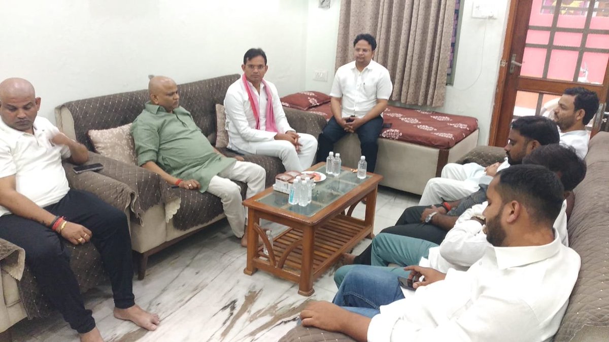 RamkaranNirmal's tweet photo. लखनऊ..
समाजवादी पार्टी के पूर्व प्रत्याशी (मलिहाबाद सु.) श्री सोनू कन्नौजिया जी के पूज्य पिता जी का विगत दिनों देहावसान हो गया था। आज उनके आवास पहुँचकर उनके दुःख में शामिल हुआ..

इस दुःख की घड़ी में पीड़ित परिजनों को दुःख सहने का संबल प्राप्त हो.. https://t.co/4fbG9OTxSs